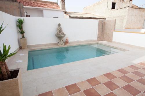 库埃瓦斯德拉尔曼索拉El Palacete de Cuevas的一座房子后院的游泳池