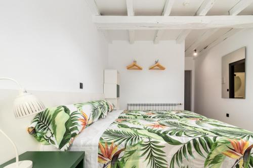 苏安塞斯BENEDICTA FAMILY ROOMS的白色卧室,配有绿叶床