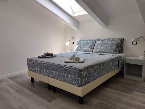 菲纳莱利古雷Sotto il Cielo的一间卧室配有一张床,上面有两条毛巾