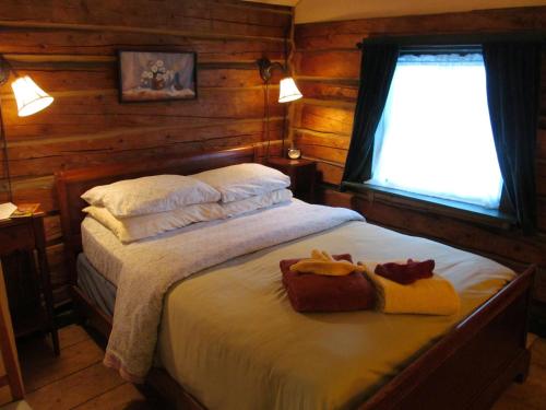 塔尔基特纳塔基特纳旅馆的一间卧室配有一张床,上面有两条毛巾