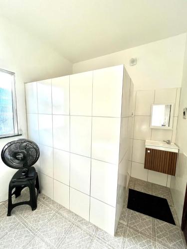 伊塔帕里卡岛维拉克鲁兹Pousada Realce的白色的浴室设有椅子和水槽