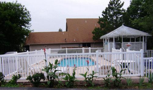 橡树山酒店及套房内部或周边泳池景观
