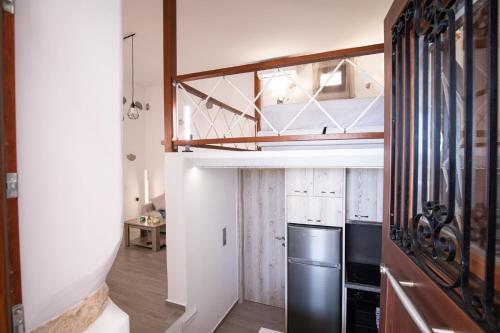 阿斯提帕莱亚镇Primrose Apartments的客房内设有带炉灶和冰箱的厨房
