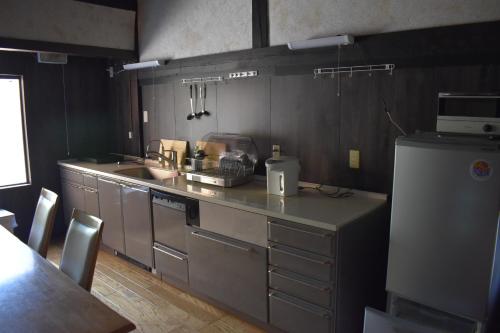 长滨市Guest House Miei - Vacation STAY 87536v的厨房配有柜台、水槽和冰箱。