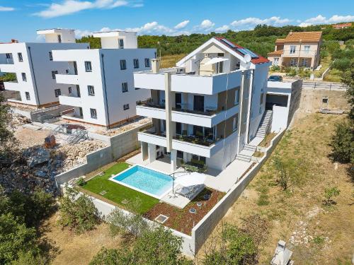科济诺Vidalis, no 2的享有带游泳池的房屋的空中景致