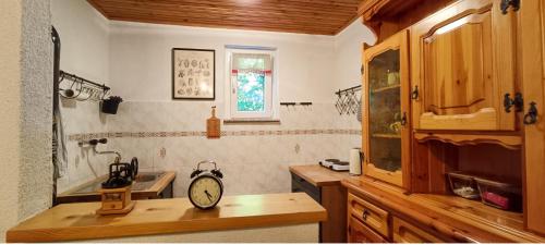 伊利尔斯卡比斯特里察Koča Kresnica的厨房配有木台上的时钟