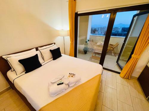 赫尔格达Luxury Hurghada Self-Catering Apartments & Studios, Al Dau Heights的一间卧室配有带毛巾的床和阳台