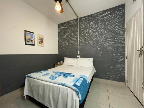 圣保罗Studio House Hotel的一间卧室配有一张带床铺的粉笔板墙