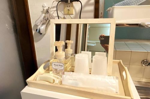 Shimeラ・ポート空港前107的浴室梳妆台配有镜子和洗浴用品