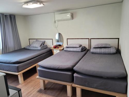 首尔弘大爱博2号旅馆的一间客房内配有两张床的房间