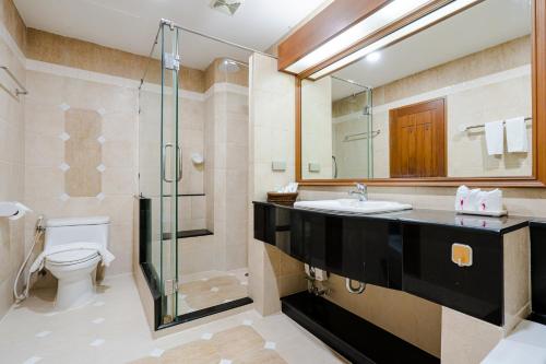 芭堤雅市中心怀特豪斯公寓酒店的一间带水槽、淋浴和卫生间的浴室