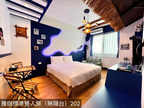 恒春古城夏湾旅店的一间卧室设有一张床和一间客厅。