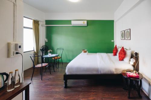 董里斯丽普尔旅馆的绿色的客房设有一张床和绿色的墙壁