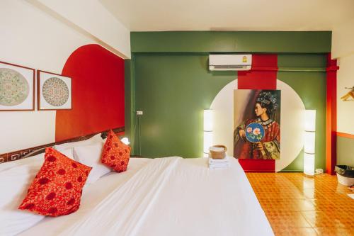 董里斯丽普尔旅馆的卧室配有白色的床,拥有红色和绿色的墙壁