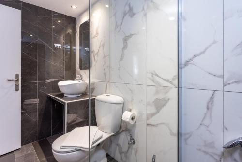 阿特米达Spitakia-Cozy & Comfy Apartments 10minutes from the airport的一间带卫生间和水槽的浴室