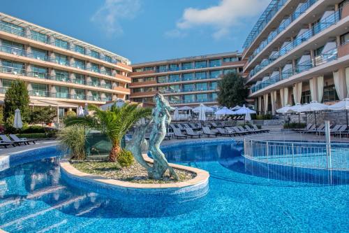 埃勒尼特MPM Hotel Zornitza Sands的酒店前方设有一座带雕像的游泳池