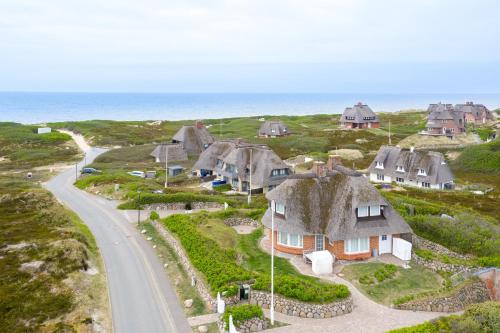 Ferienhaus Seehaus Sylt - Urlaubszauber in den Dünen mit fantastischem Meerblick picture 1