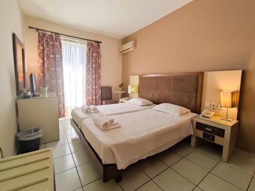 坎博斯晨星酒店的酒店客房设有一张大床和一台电视。