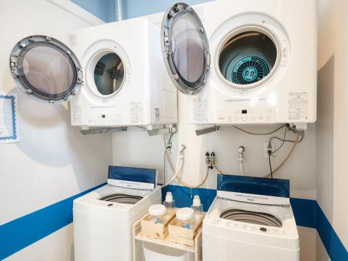 那霸Glory island okinawa SOBE的洗衣房配有两台洗衣机、洗衣机和烘干机