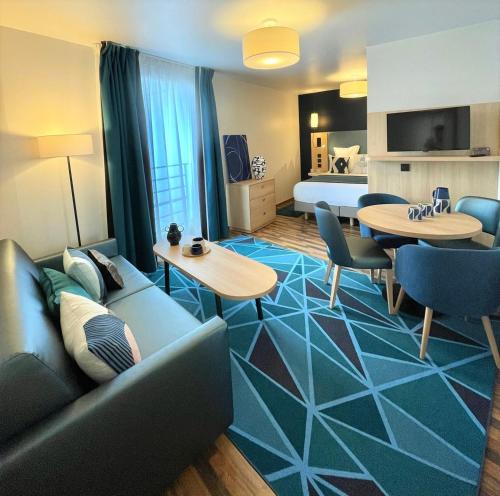 阿涅勒雷斯迪家阿斯尼耶尔的酒店客房设有沙发、桌子和床。