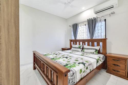BerrimahRavi’s Home的一间卧室配有一张床和一个梳妆台