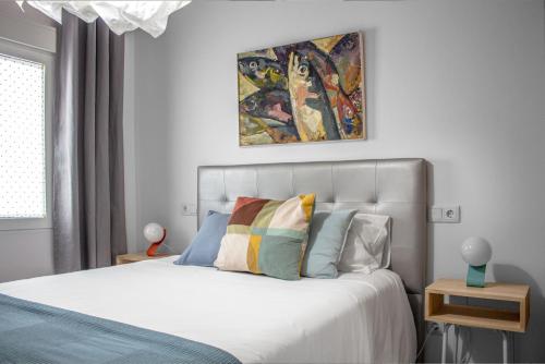 萨莫拉ROMÁNICO CENTRO的卧室配有一张床,墙上挂有绘画作品