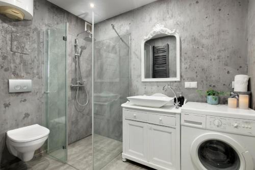 格但斯克Elite Apartments Boho Old Town的浴室配有卫生间水槽和淋浴。
