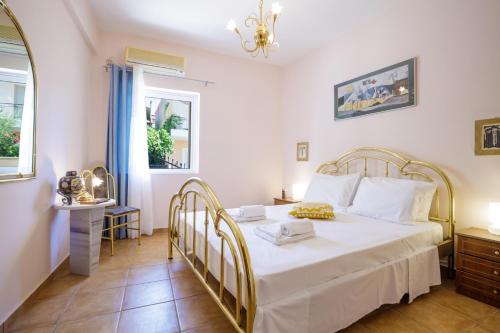 佩塔里德海昂Gold n Blu Petalidi的卧室配有一张白色大床