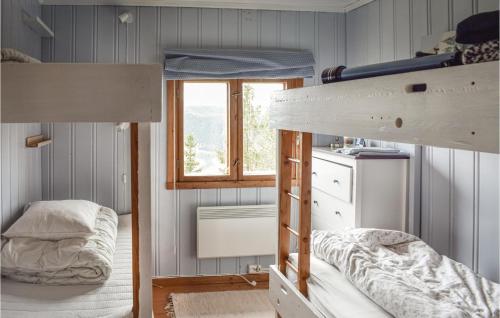 法格内斯2 Bedroom Cozy Home In Fagernes的一间卧室设有两张双层床和一扇窗户。