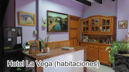 La VegaLa Vega的厨房配有台面和冰箱