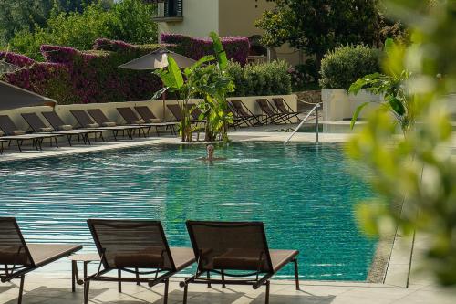 索伦托Hotel Conca Park的在游泳池里游泳的人