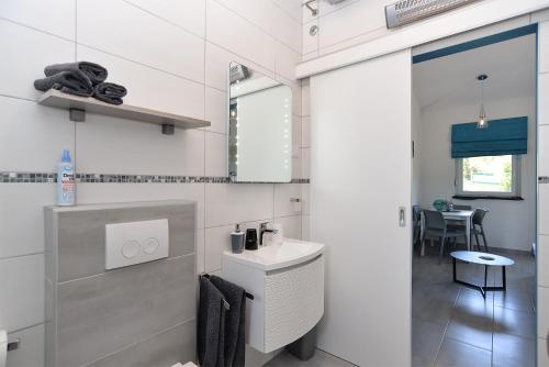 佩罗杰House Peroj 2195的白色的浴室设有水槽和镜子