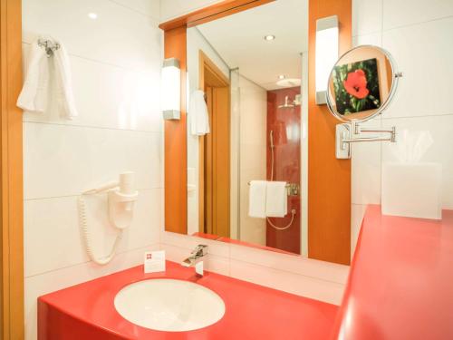 富查伊拉宜必思富查伊拉酒店的一间带水槽和镜子的浴室