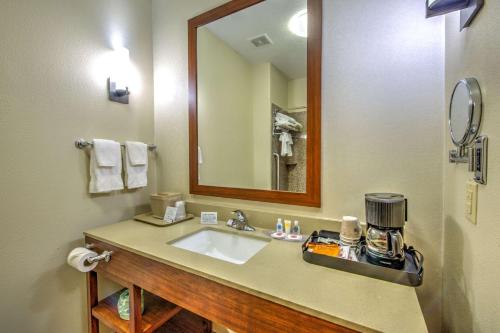 汤博尔Comfort Suites Tomball Medical Center的一间带水槽和镜子的浴室