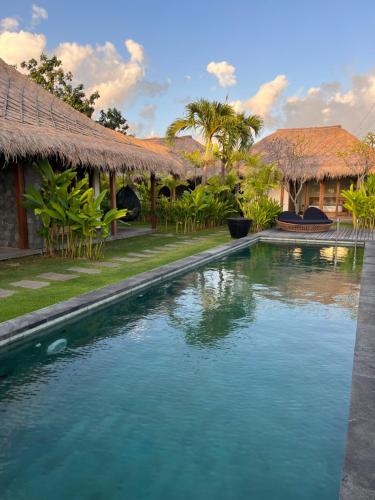 金巴兰La Reserva Villas Bali的房屋前的游泳池