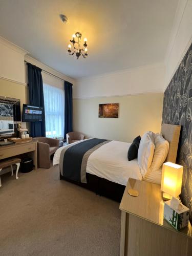 尚克林Birkdale Guest House的配有一张床和一张书桌的酒店客房