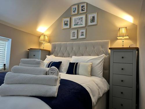 莫尔登The Tower, 1 bed 1850's Tiny House的卧室配有一张带白色床单和枕头的大床。