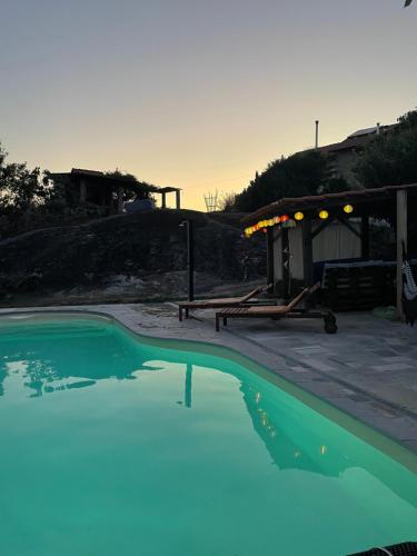 奥利维拉多霍斯比托昆塔科博拉尔度假屋的一座房子前面的蓝色水池