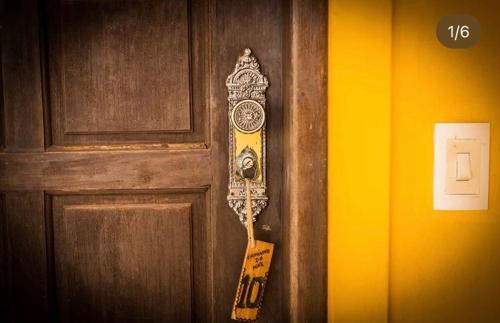 因巴塞Pousada Caminho do Mar的门上的门有敲门器