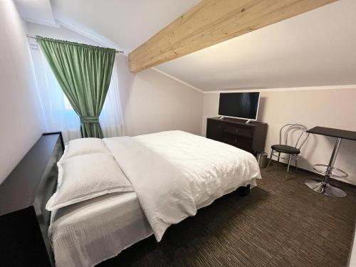 Statjunea BorsaPENSIUNEA DIANA SKI的卧室配有白色的床和绿色窗帘