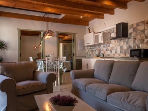 丰特埃里多斯Alojamientos Biarritz VISTA JARDÍN的一间带两张沙发的客厅和一间厨房