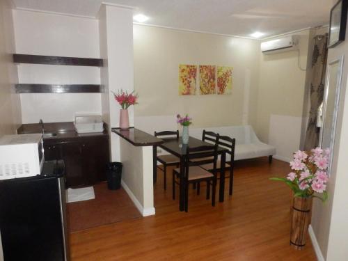 奥隆阿波Casa Saudade Condotels and Transient Rooms的厨房以及带桌椅的用餐室。