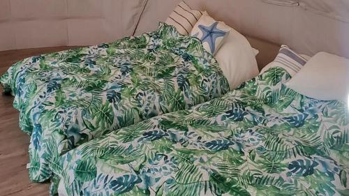 鉾田市Kakurega Shikinotsuki - Vacation STAY 81732v的一张带绿色和白色毯子及枕头的床
