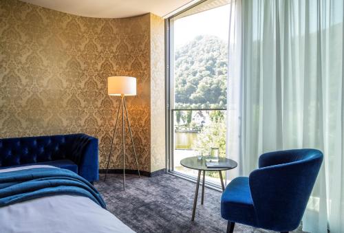 巴特埃姆斯Emser ThermenHotel的酒店客房设有一张床和一个大窗户