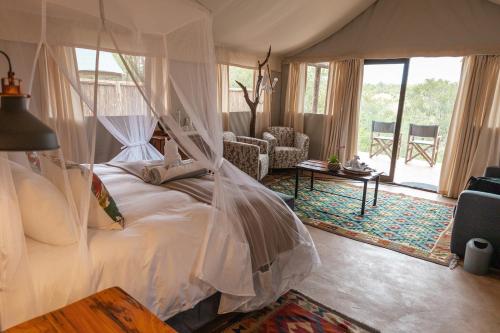 Umkumbe Bush Lodge - Luxury Tented Camp客房内的一张或多张床位