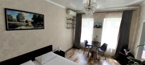 敖德萨Apartments Ilona的客厅配有沙发、桌子和吊灯。