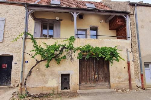皮利尼蒙特拉谢Maison de charme - Au coeur de Puligny-Montrachet的一座带大木门的老房子