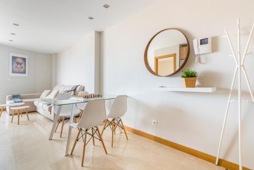 大加那利岛拉斯帕尔马斯Home2Book Charming Urban Siete Palmas的客厅配有桌子和镜子