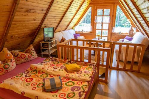 弗里斯特Ferienhaus Gitti的小木屋内带两张床的房间