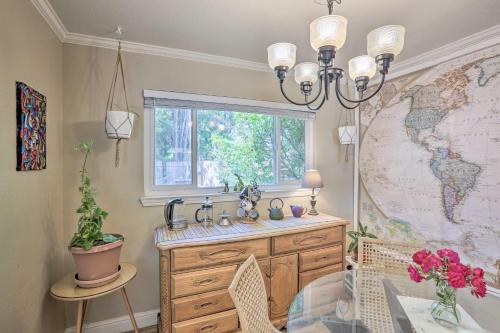 萨克拉门托Whimsical Sacramento Home with Garden and Patio!的一间带水槽、窗户和地图的浴室